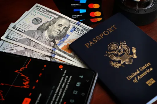Nowe opłaty ETIAS i ESTA. Podróże do UE i USA droższe od 2025 roku