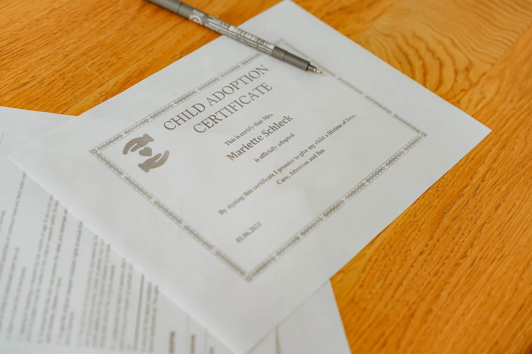 Darowizny rodzinne 2026. Jak uniknąć podatku i spełnić formalności