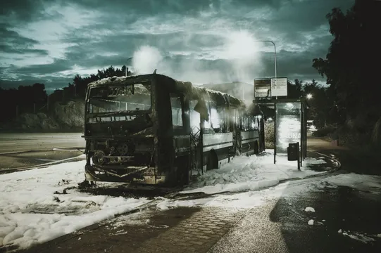 Wypadek autobusu w Warszawie. 3 osoby ranne, 7 pojazdów uszkodzonych