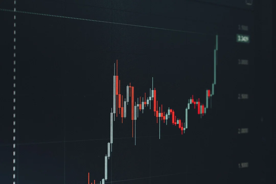 Ceny ropy Brent rosną do 104 USD. Recesja w USA i droższe paliwa w Polsce