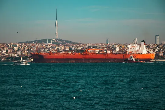 Iran grozi blokadą Bab al-Mandab. Ceny ropy wzrosną, handel zagrożony