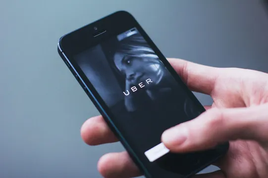 Firmy taxi znikają z rynku. Aplikacje i pośrednicy dominują w Polsce