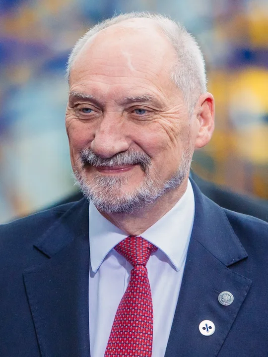 Akt oskarżenia przeciwko Antoniemu Macierewiczowi. Zarzuty znieważenia SKW