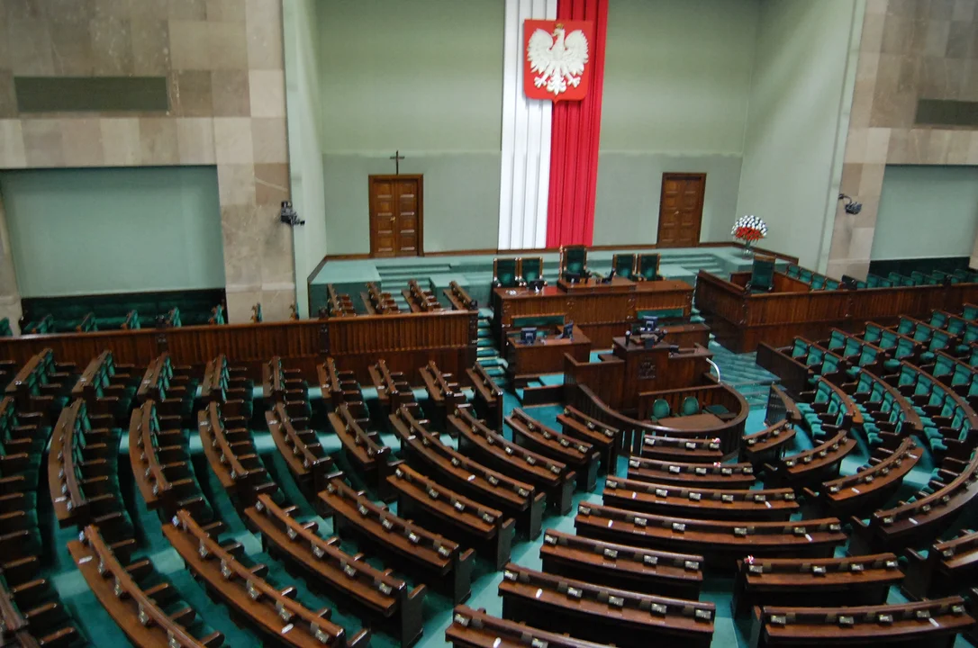 Zakaz smartfonów w szkołach i przedszkolach. Wejdzie w życie 1 września 2026