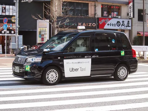Uber wprowadza kioski na Lotnisku Chopina. Pasażerowie zyskają nowe udogodnienie