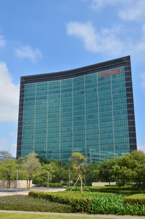 UE wycofuje sprzęt Huawei i ZTE. Operatorzy zapłacą 40 mld euro